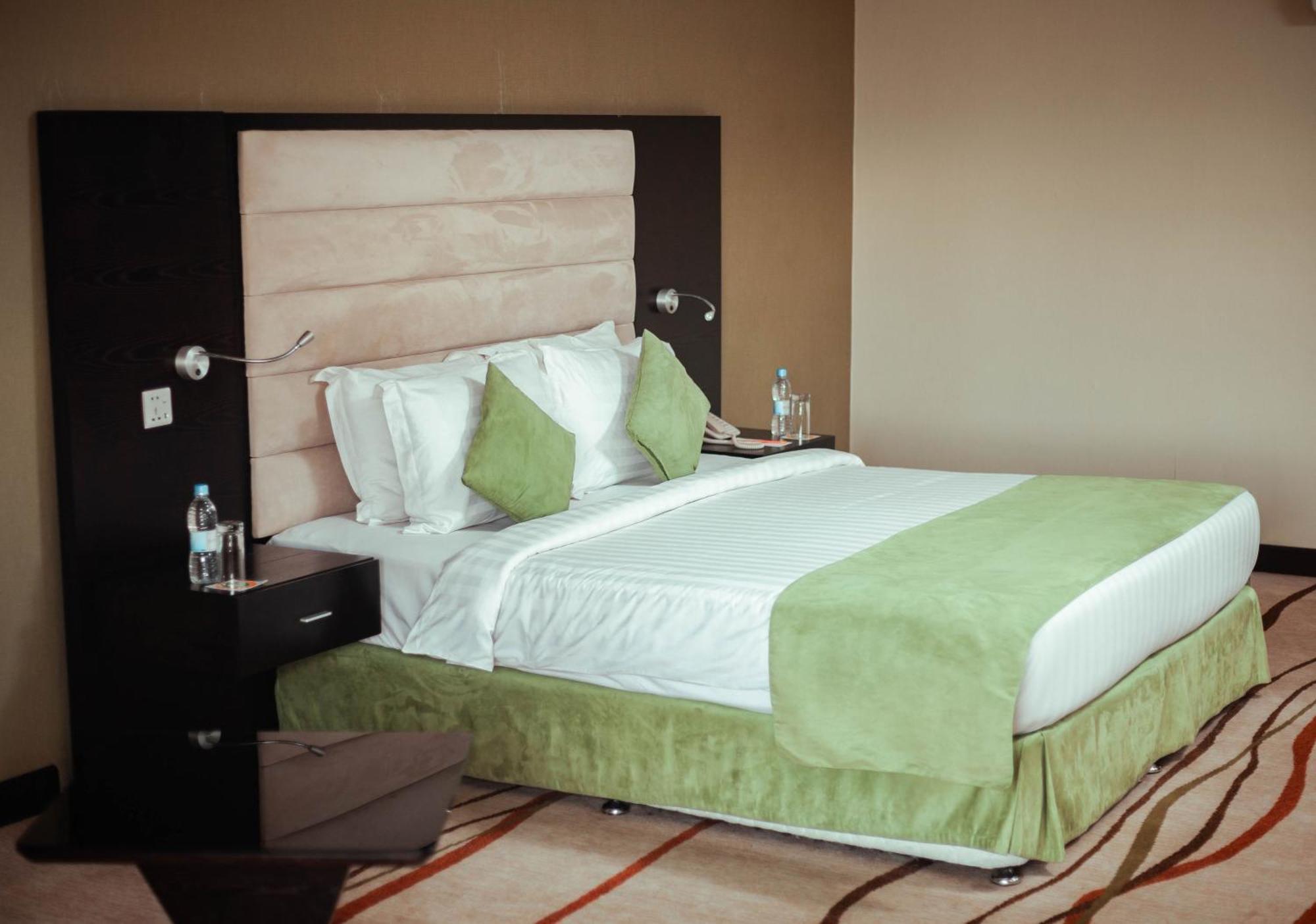 Crossroads Hotel Блантайр Экстерьер фото